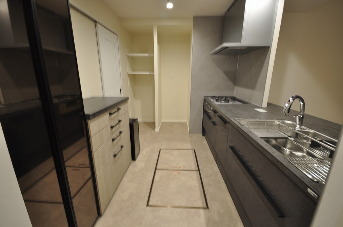 キッチンの奥には冷蔵庫置き場と、ウォータータンクの置きスペース。